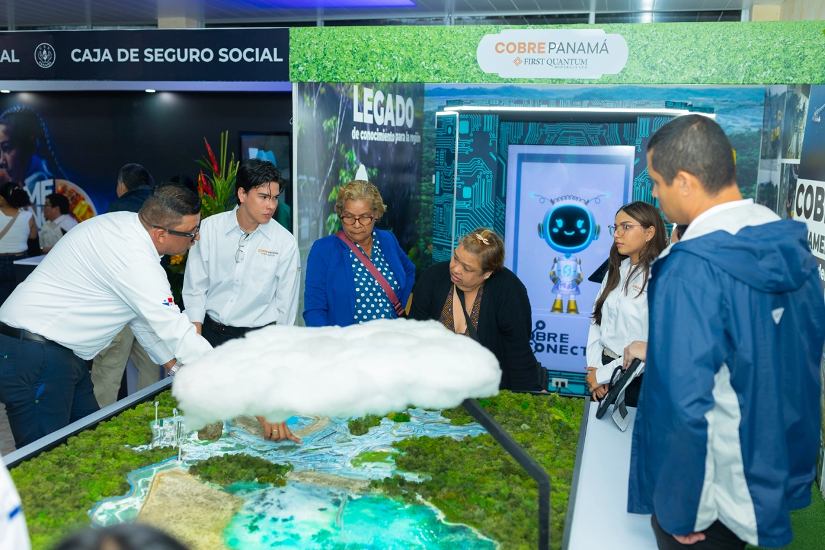 Visitantes observan la maqueta del agua en el stand de Cobre Panamá en Boquete
