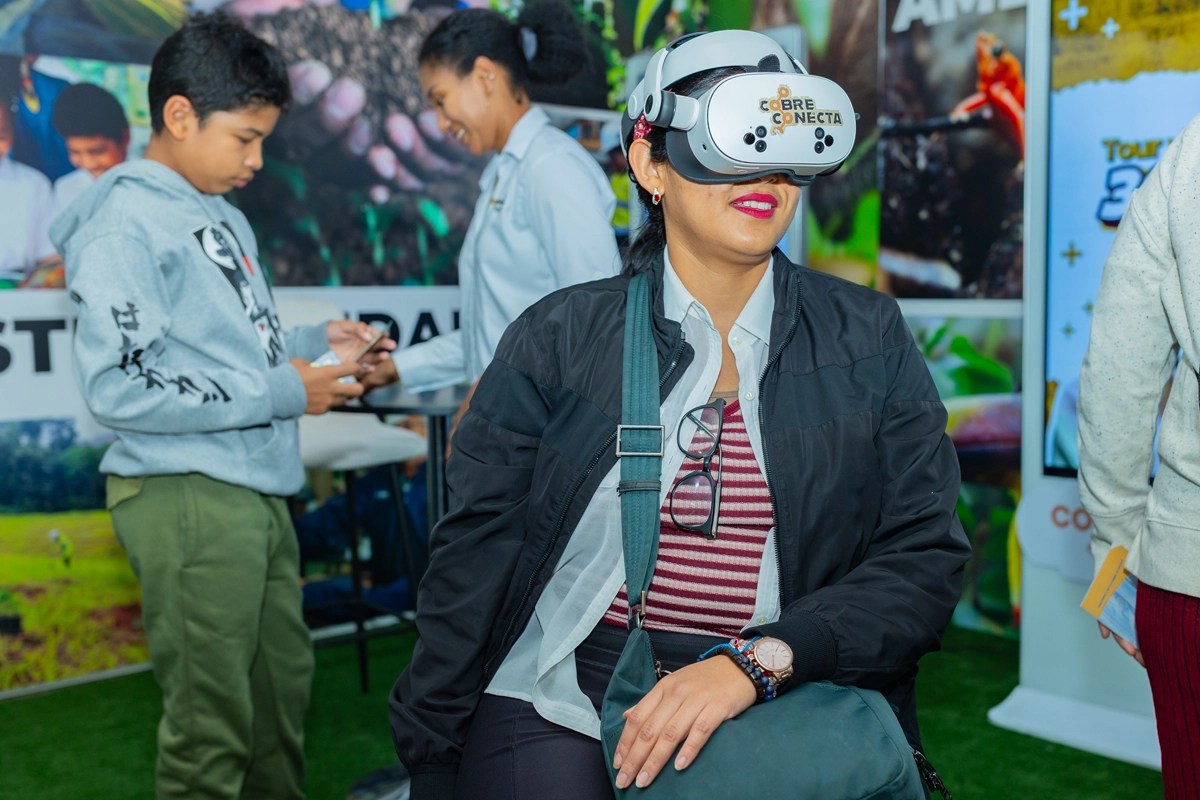 Visitante usa gafas de realidad virtual en una activación de Cobre Conecta durante la feria en Boquete