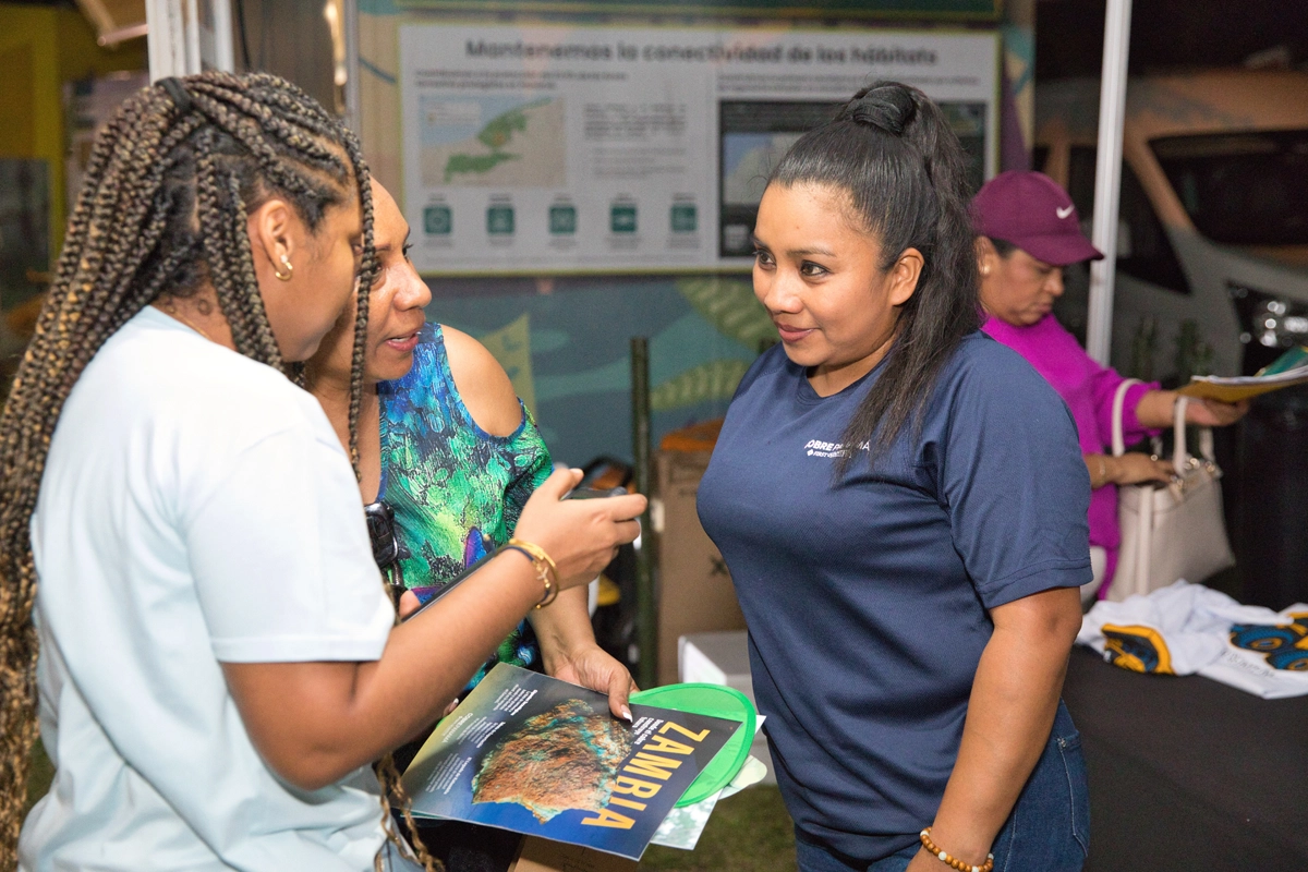 Cobre Panamá conversa con visitantes durante la Feria Internacional de La Chorrera