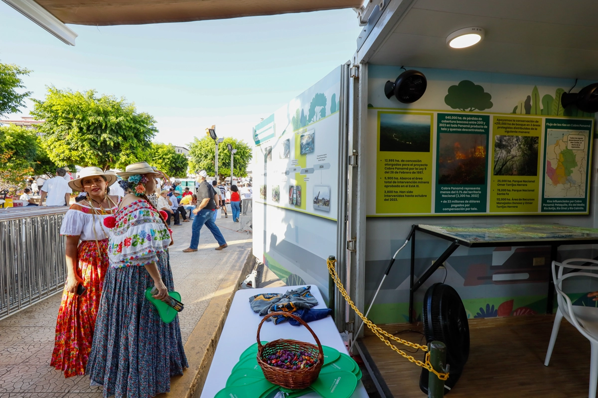 Vista del contenedor interactivo de Cobre Panamá en el Parque Porras durante el Desfile de las Mil Polleras