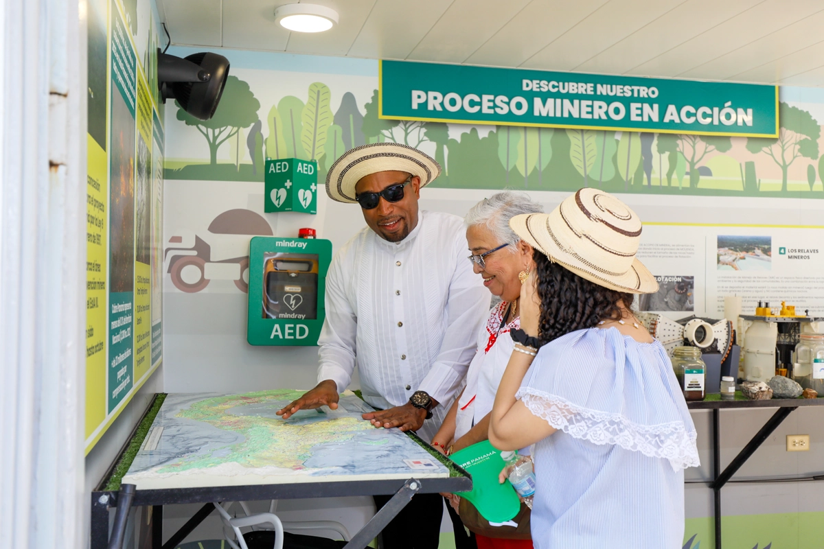 Visitantes recorren el espacio interactivo de Cobre Panamá en el Desfile de las Mil Polleras