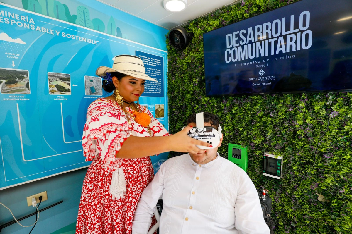 Visitante experimenta una activación inmersiva de Cobre Panamá durante evento cultural panameño