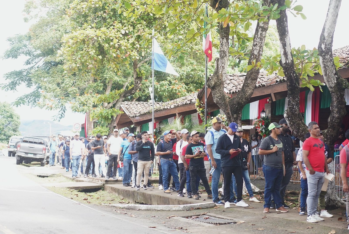 Aspirantes hacen fila en una feria de empleo vinculada a Cobre Panamá