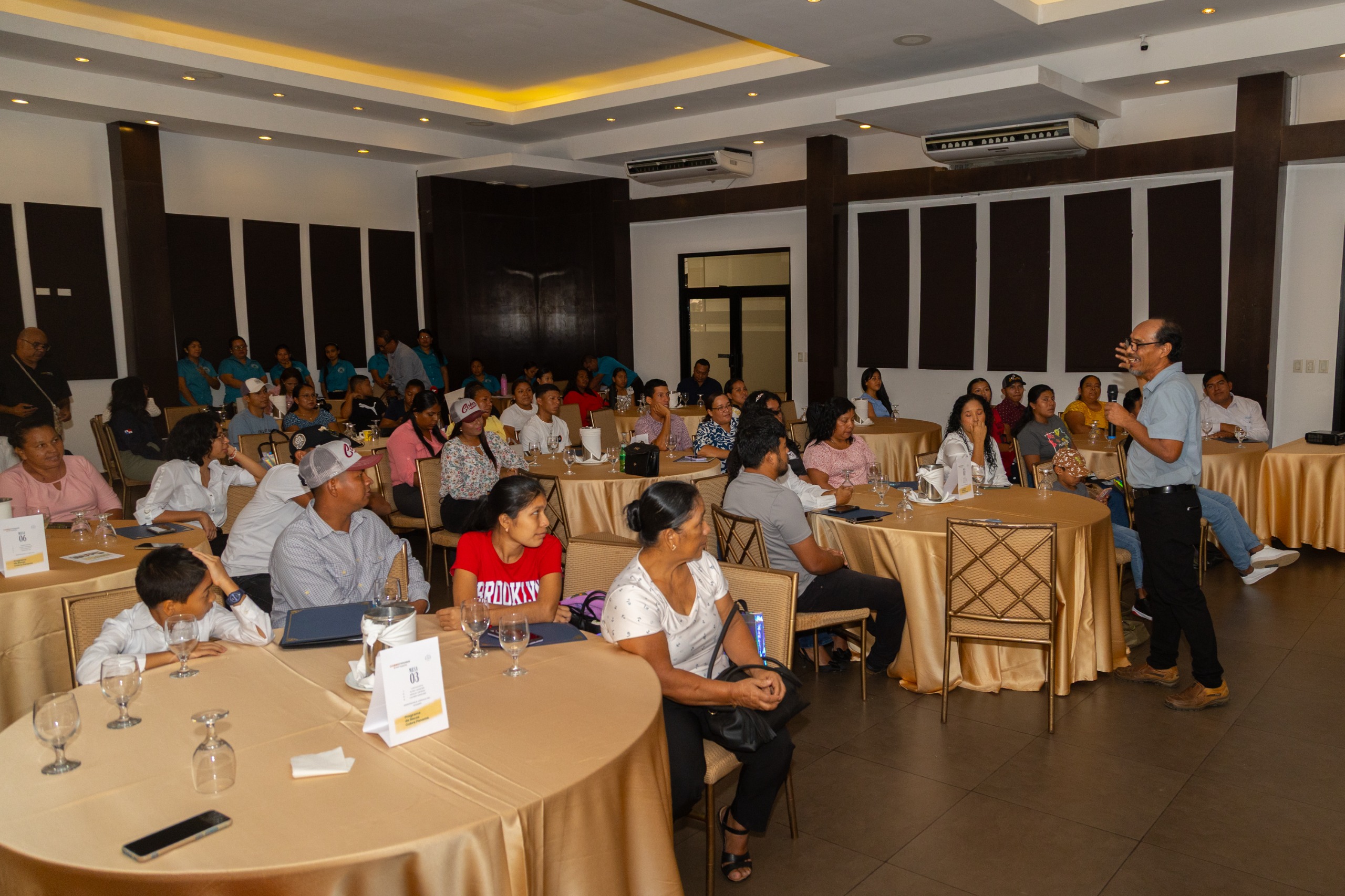 Jóvenes de comunidades vecinas participan en el programa de becas
