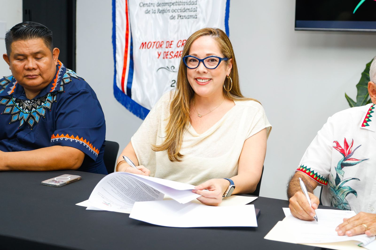 Representantes de Cobre Panamá y CECOMRO durante el convenio