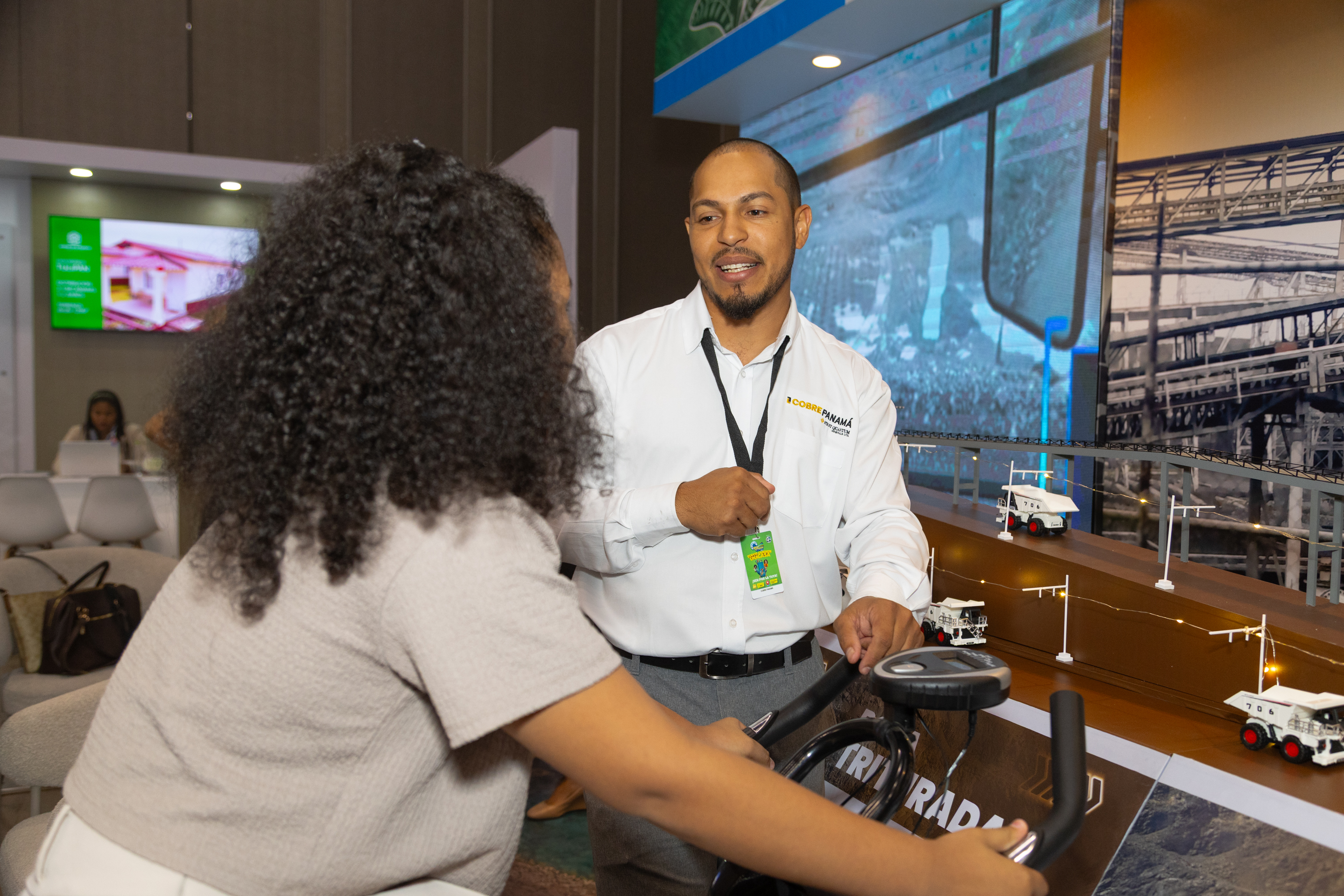 Visitantes observan el espacio informativo de Cobre Panamá en Expo CAPAC