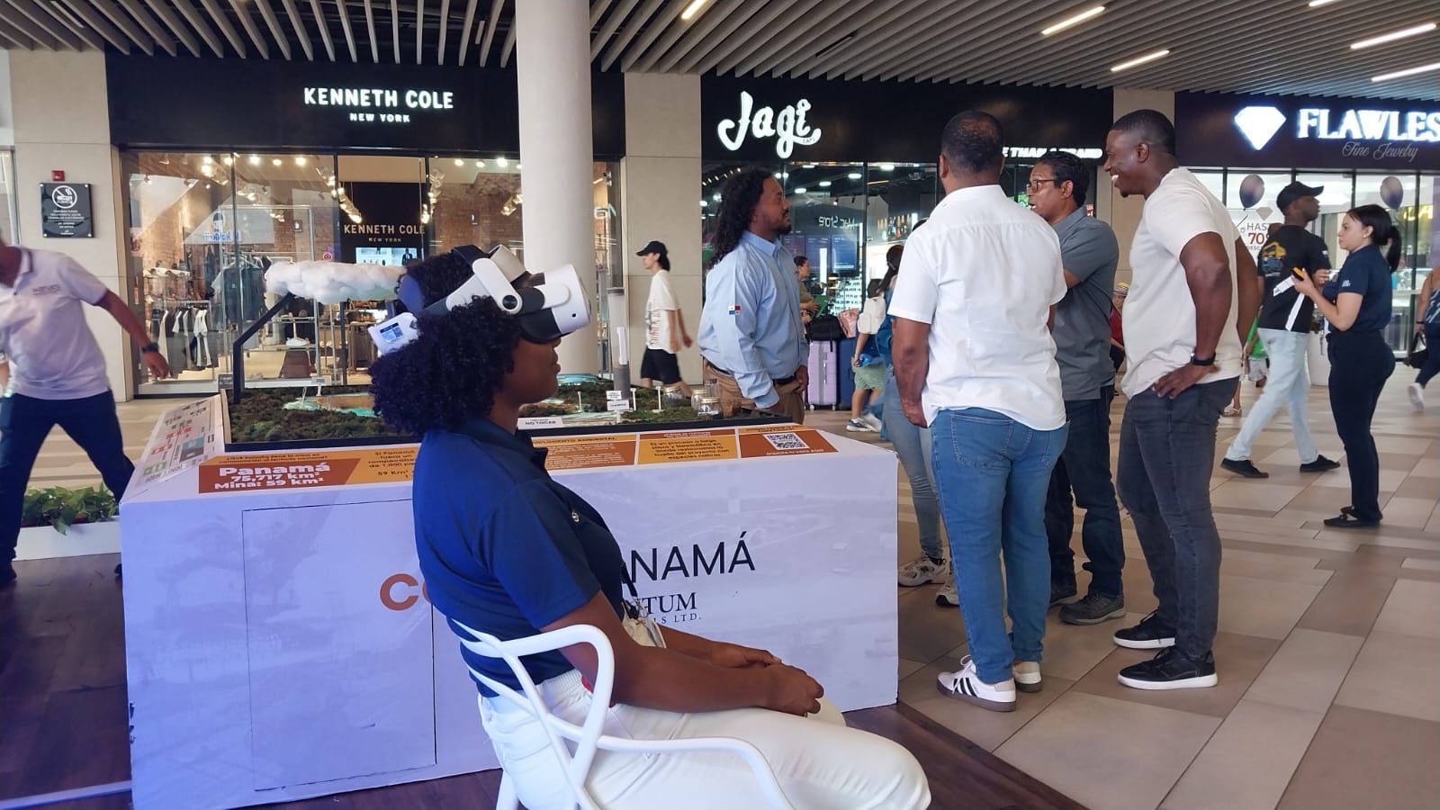 Visitantes en el espacio de Cobre Panamá en Colón 2000