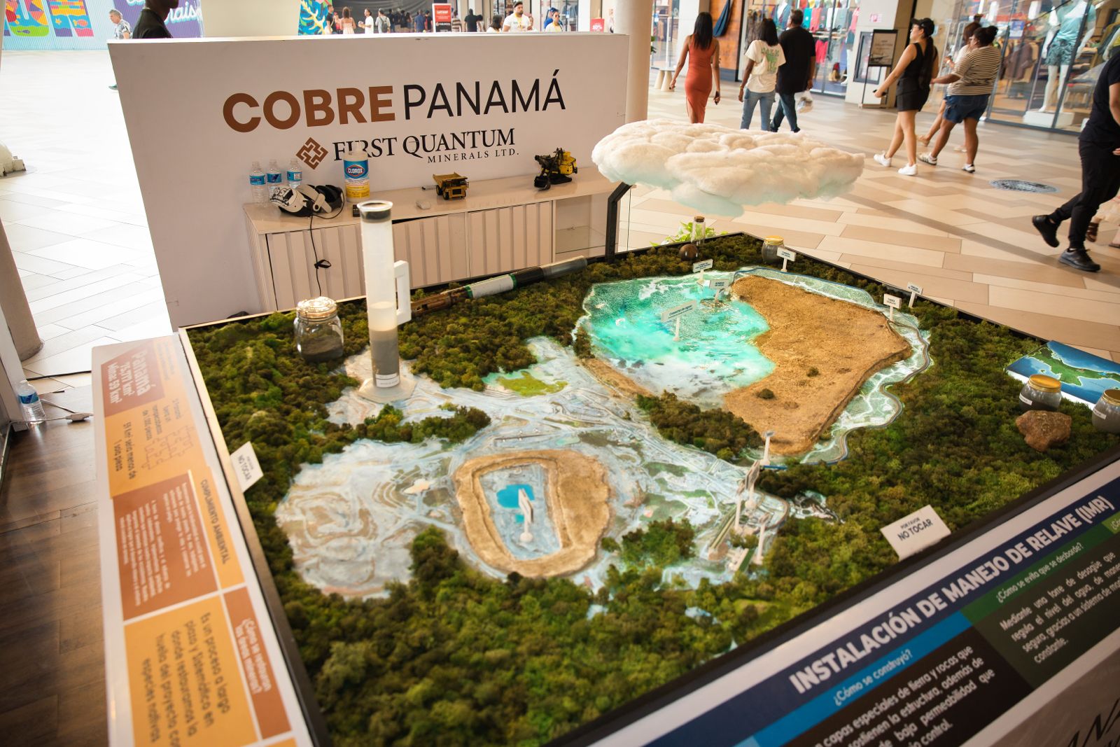 Activación con materiales informativos de Cobre Panamá en Colón