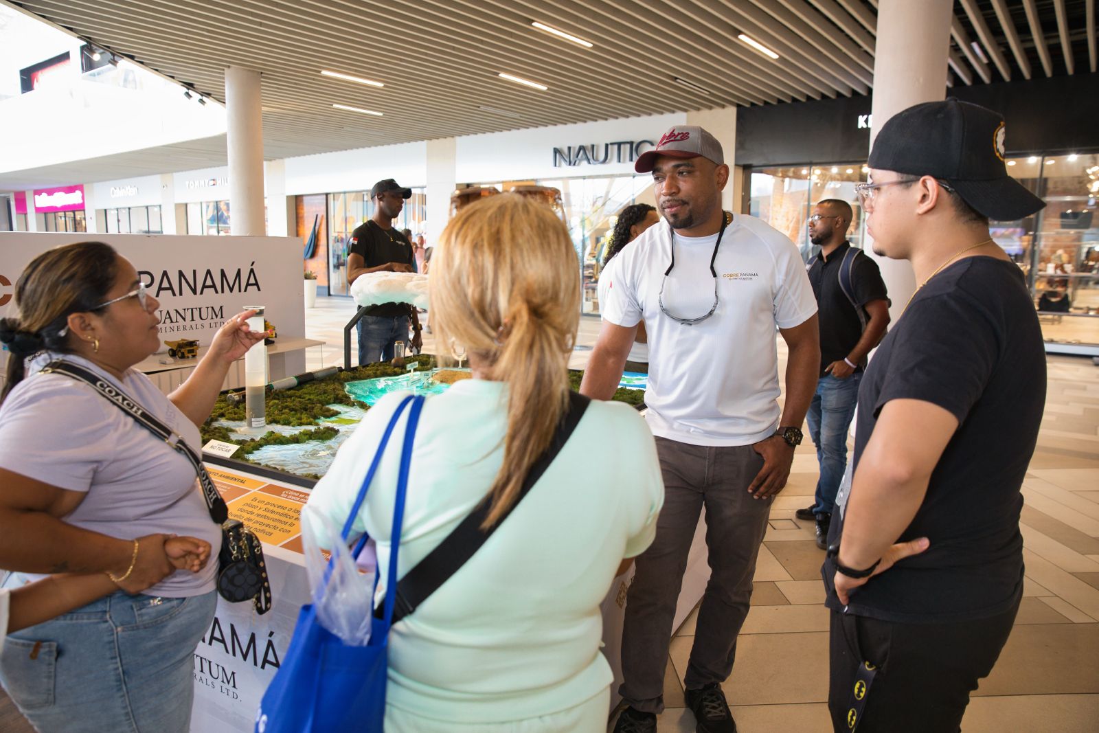 Público visita el espacio de Cobre Panamá en el centro comercial Colón 2000