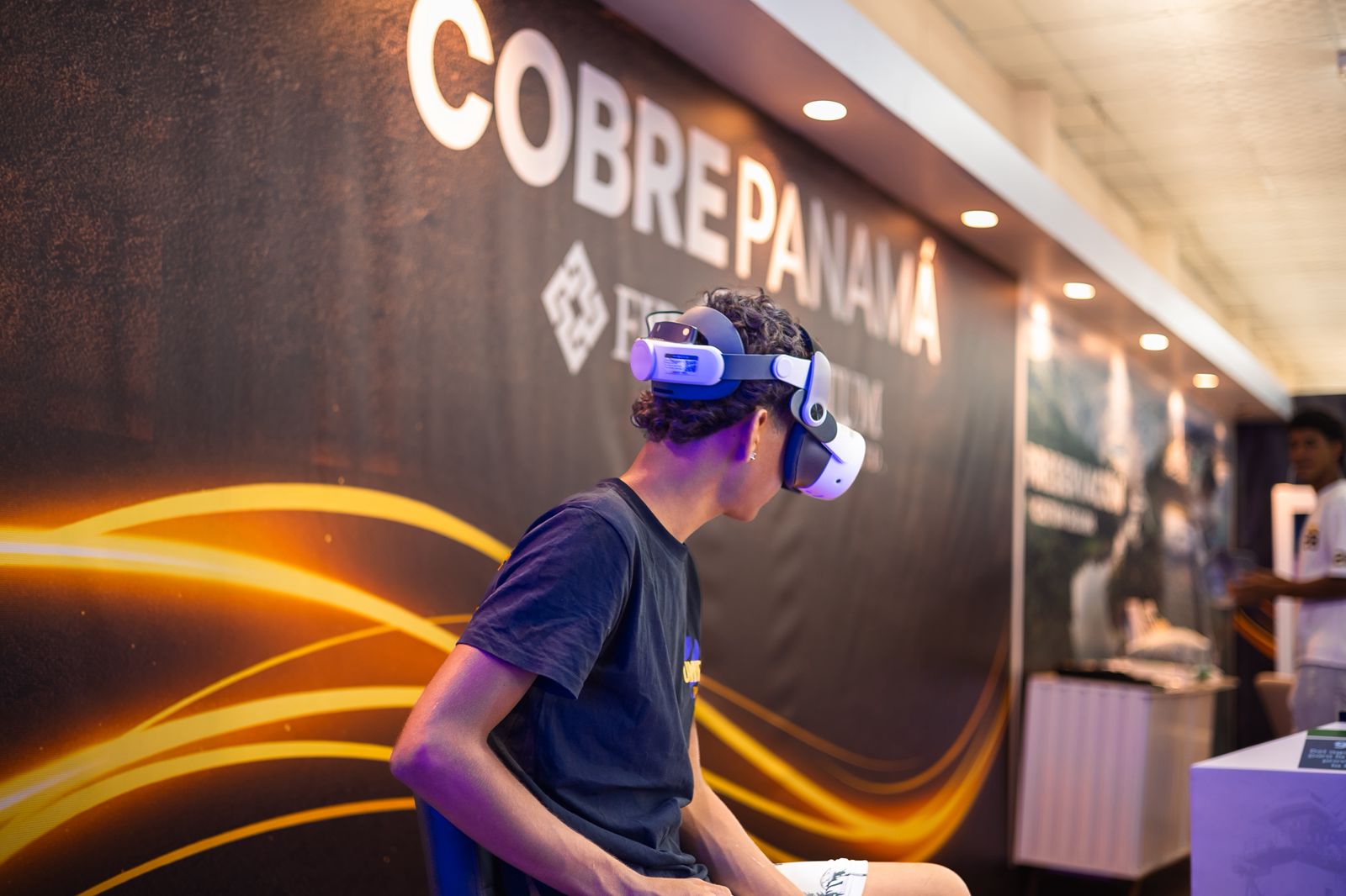 Visitantes interactúan con el simulador de Cobre Panamá en la Feria de David