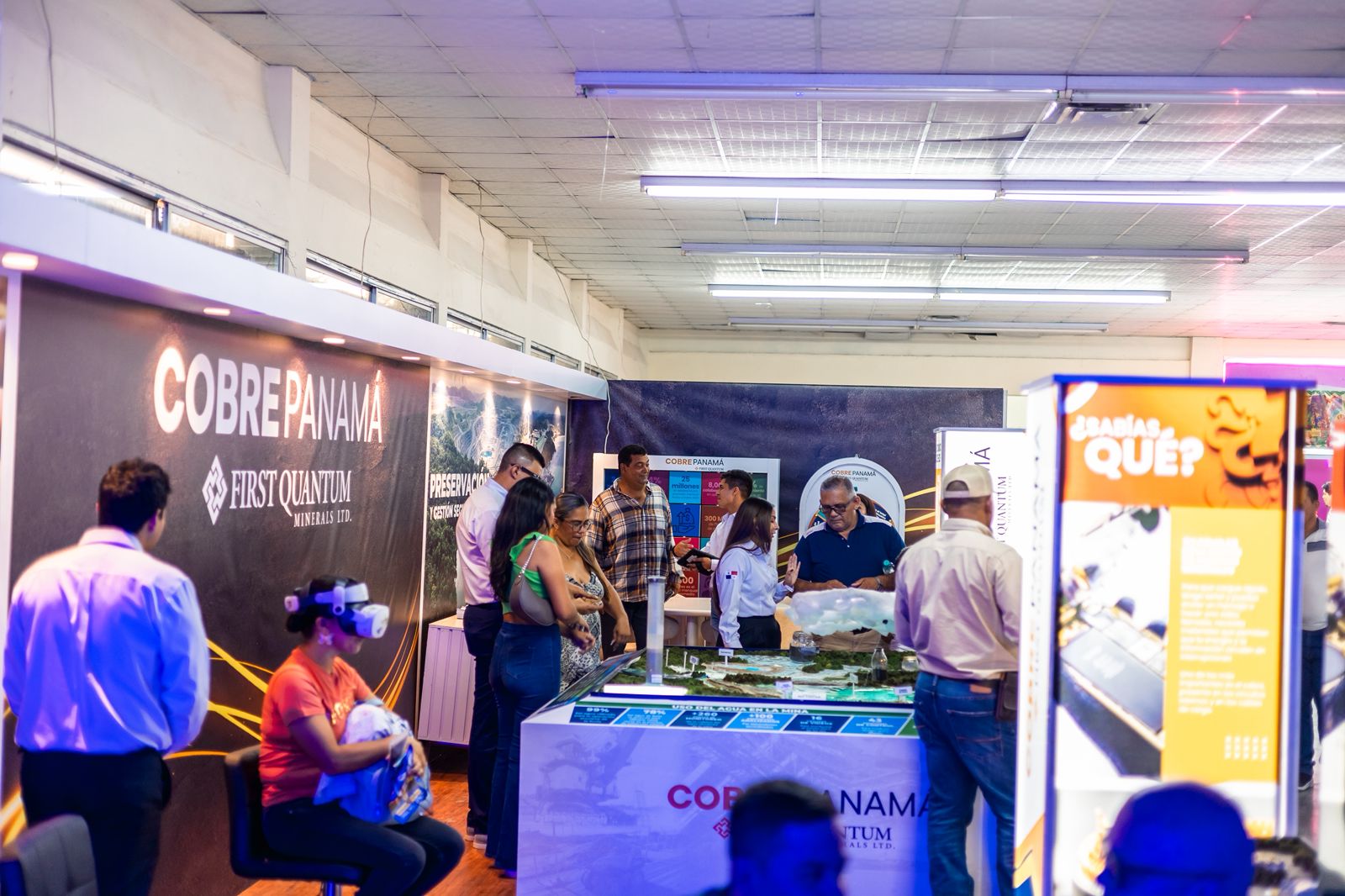 Visitantes en el espacio de realidad virtual de Cobre Panamá en la Feria de David
