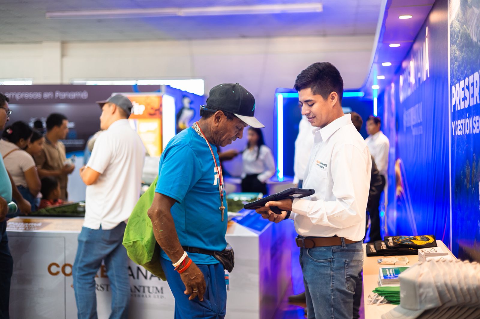 Público interactúa con el simulador de Cobre Panamá en la feria