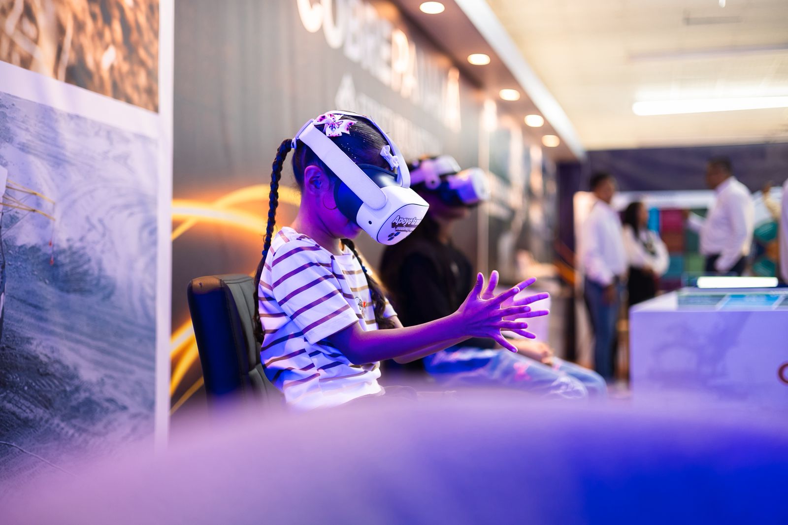 Recorrido del público por el espacio tecnológico de Cobre Panamá en David