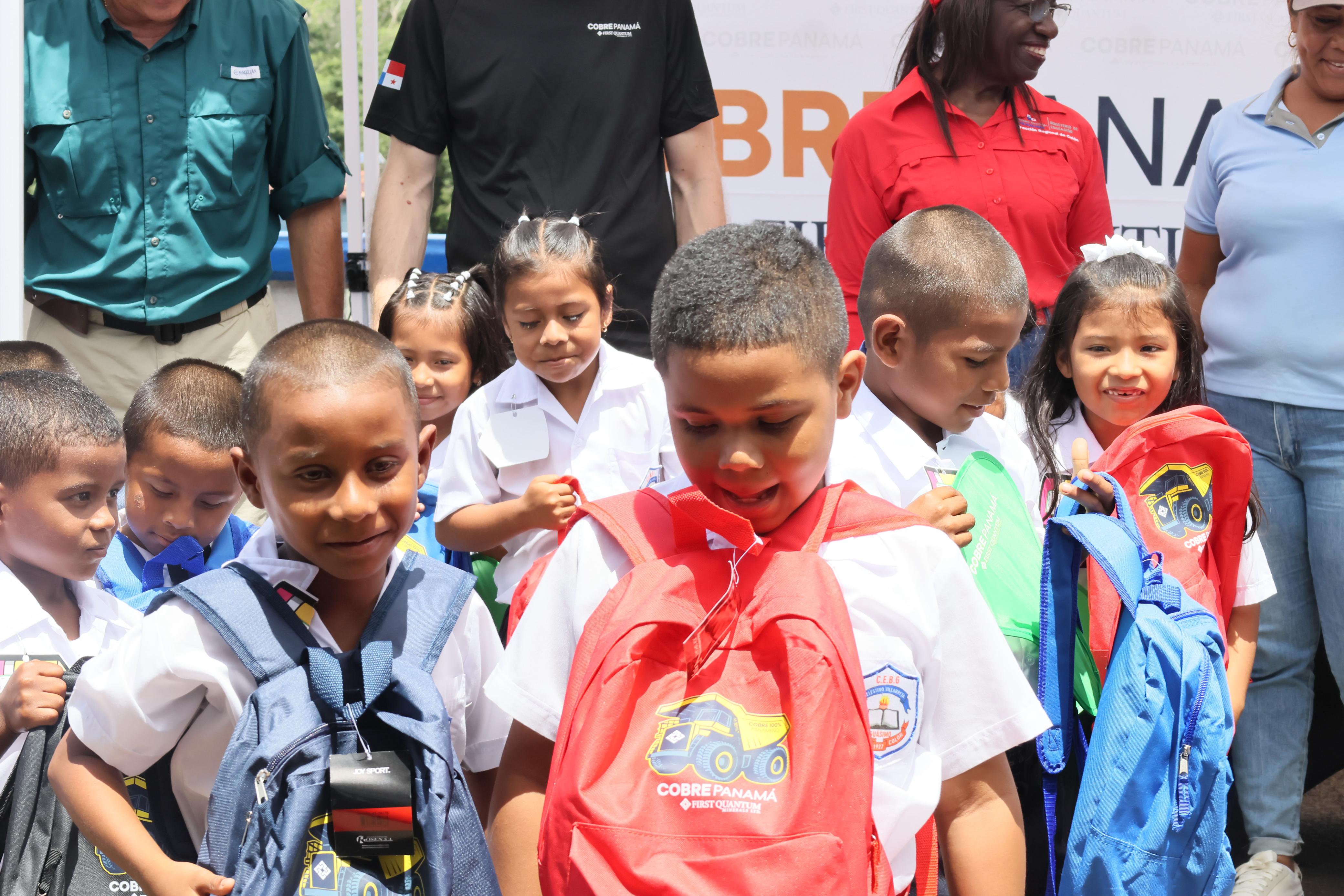 Estudiantes beneficiados por Escuela Feliz en Colón y Coclé
