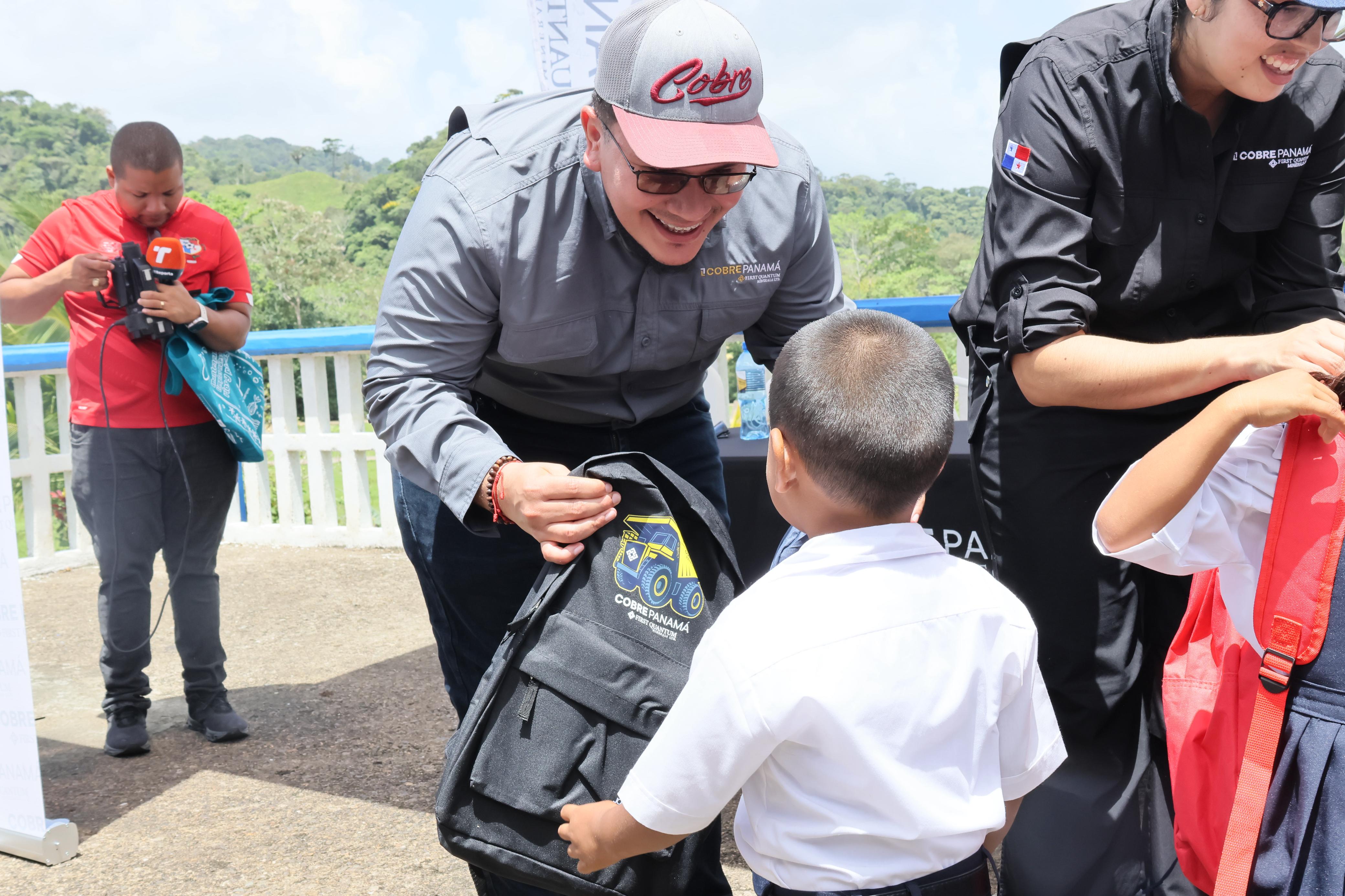 Estudiantes y comunidad educativa en actividad de Escuela Feliz