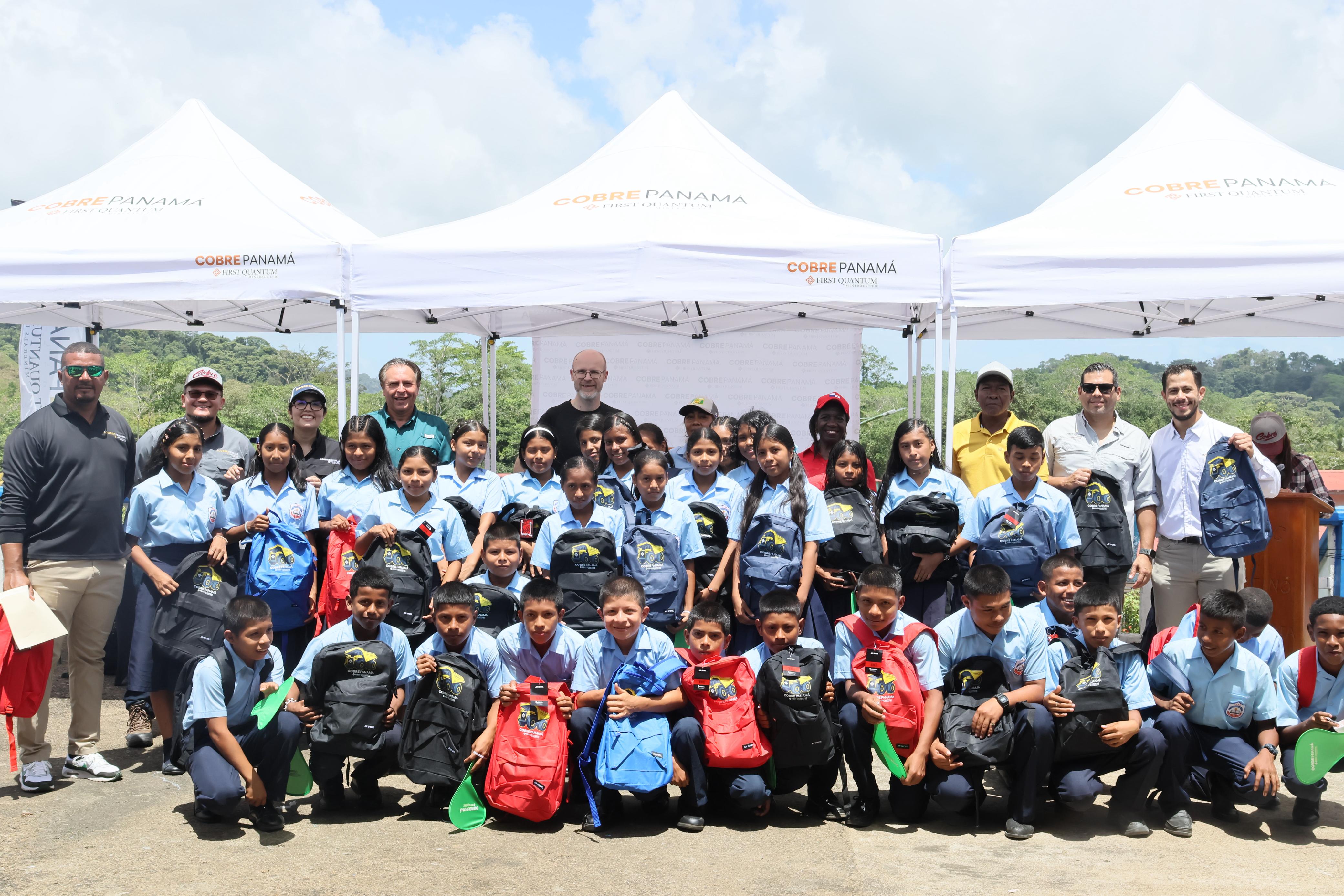 Entrega de insumos escolares dentro del programa Escuela Feliz
