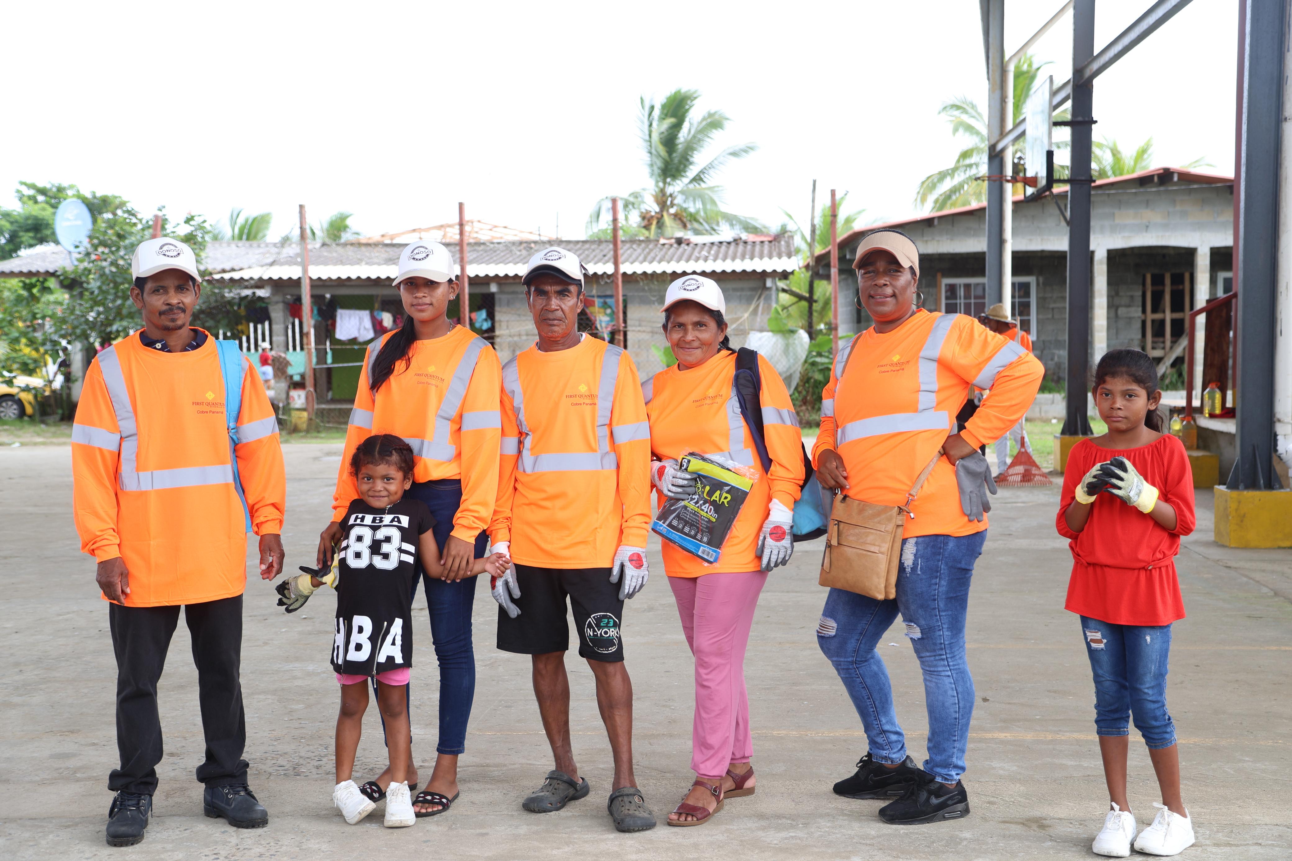 Comunitarios contratados participan en labores de limpieza