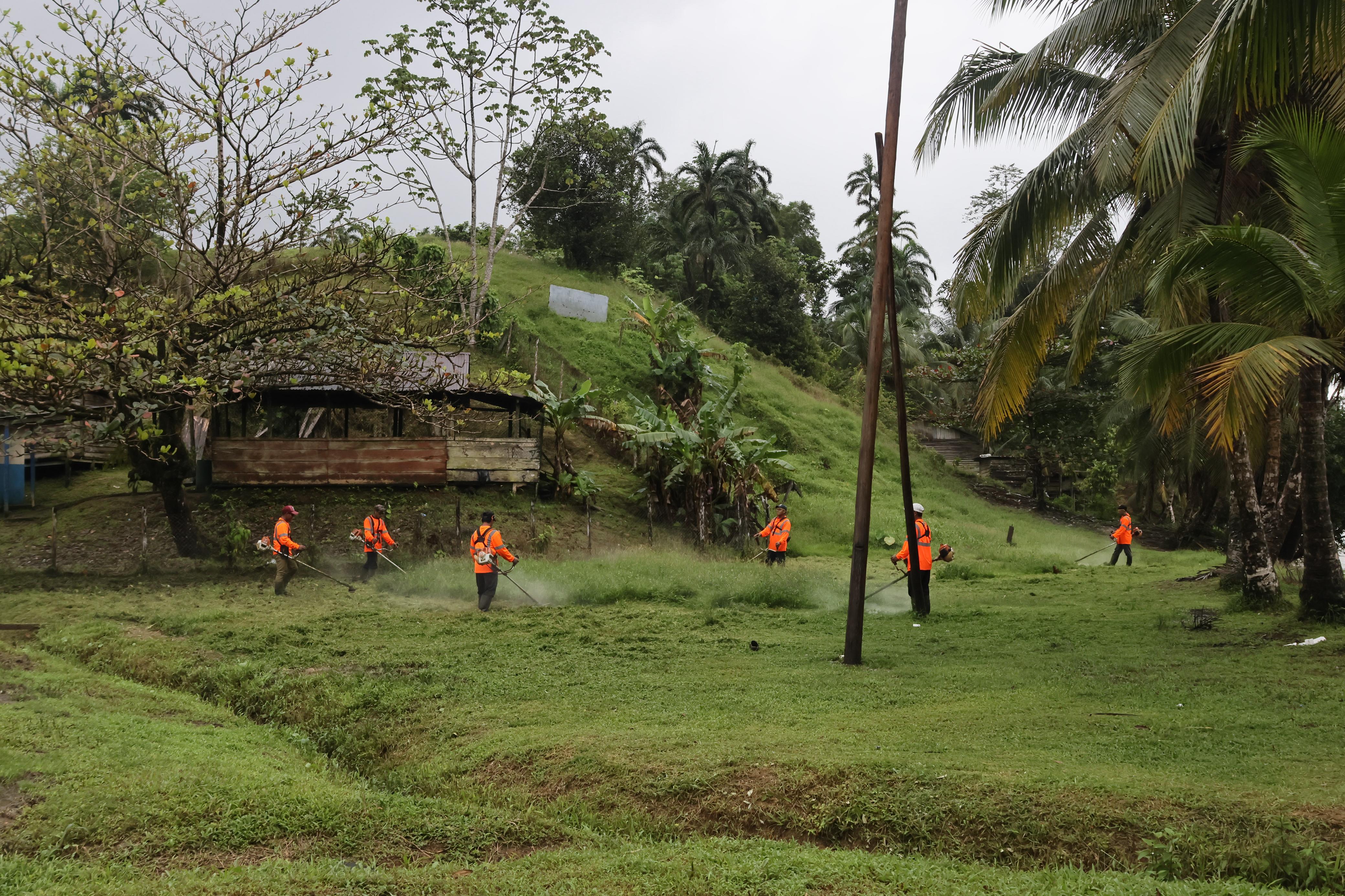 Trabajos comunitarios de limpieza y empleo local